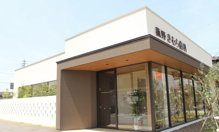 ①クリニック外観　②受付・待合室　③キッズスペース