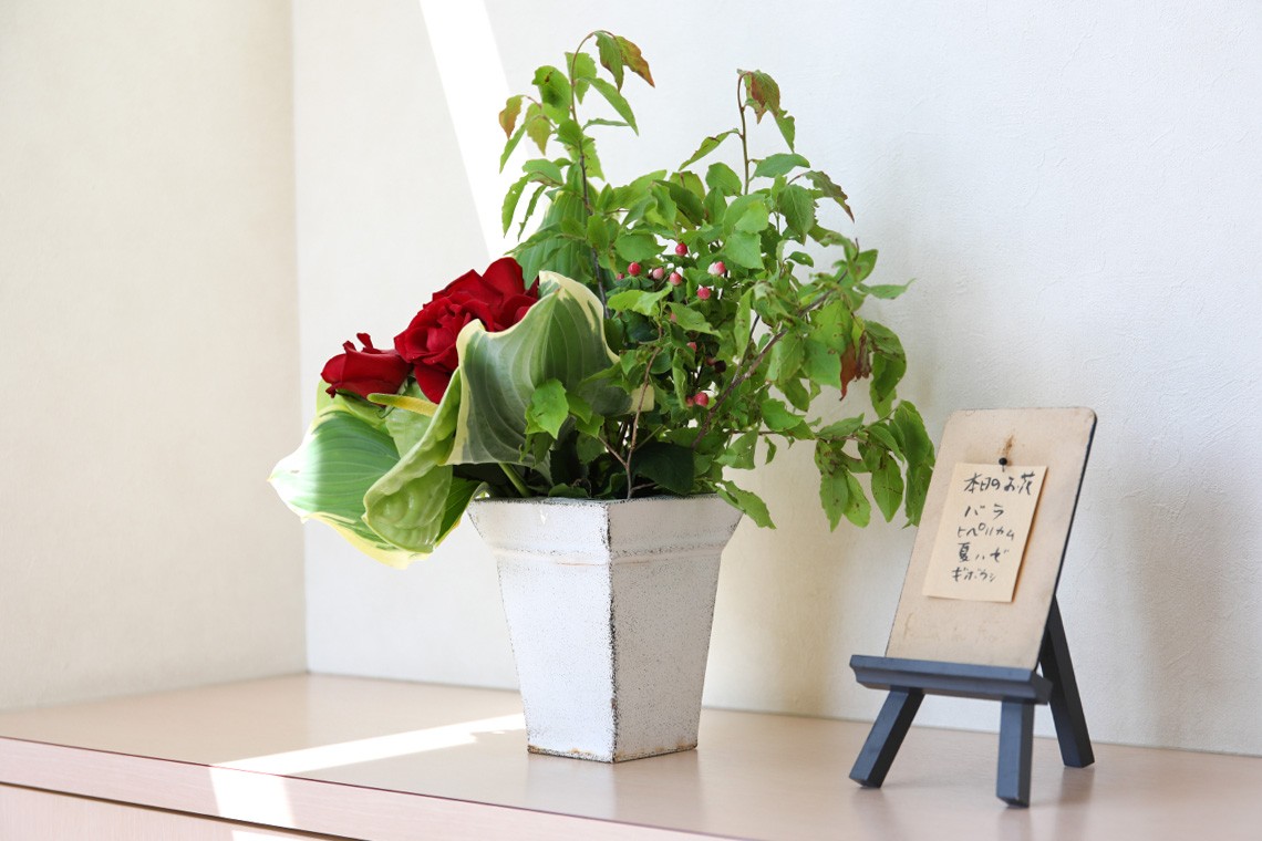 殺菌灯が入ったスリッパ棚の上にはお花を飾っています
