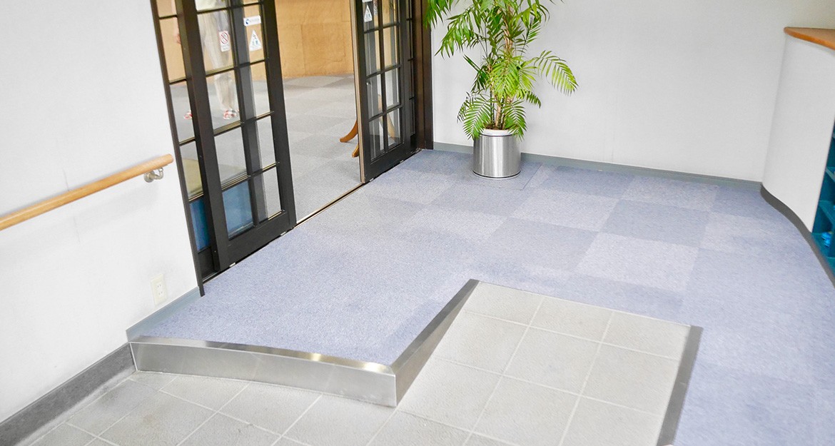 院内に入る際はスロープとなっています