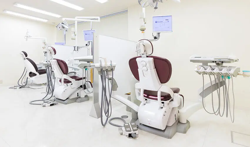 ①診療室 ②キッズスペース ③受付