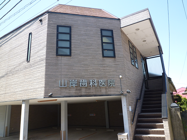 ①クリニック外観　②受付　③待合室