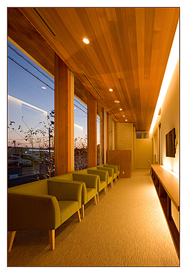 ①外観（夕方）②受付　③待合室