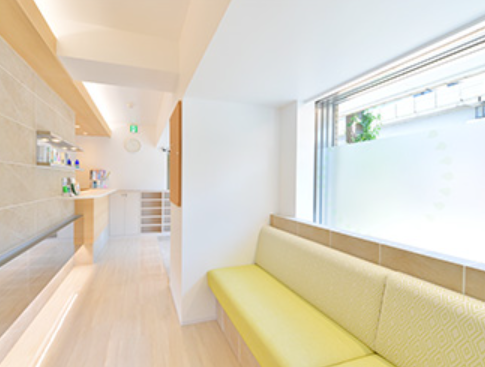 ①クリニック外観　②受付　③待合室