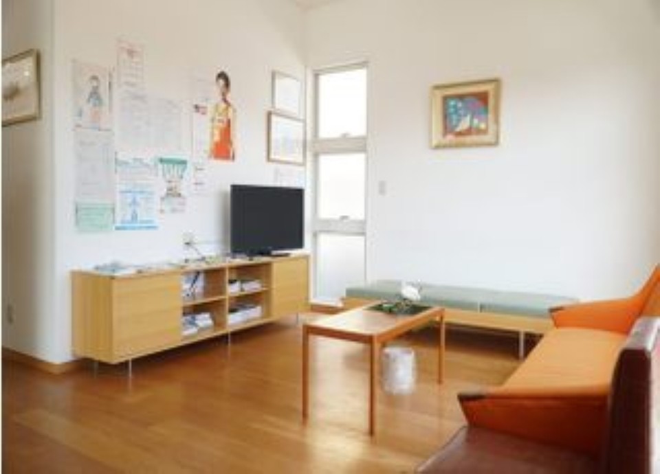 ①外観②待合室③診察室