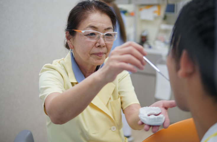 専門医による痛みを抑えた矯正治療を行っています。