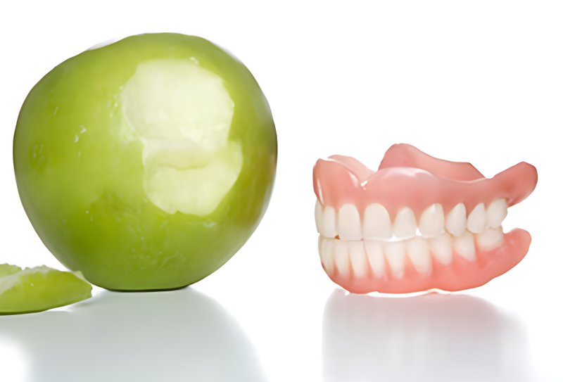 緻密な調整と正確な型取りで保険診療でも高品質な義歯を提供