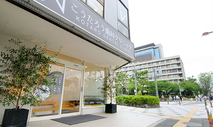 ①クリニック外観②受付③診療室