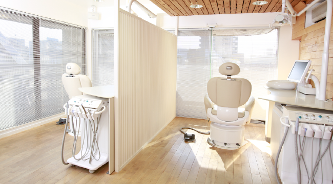 ①院長、スタッフ ②診療室 ③診療風景