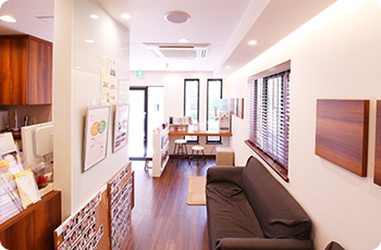 カフェのような明るく居心地のいい待合室です