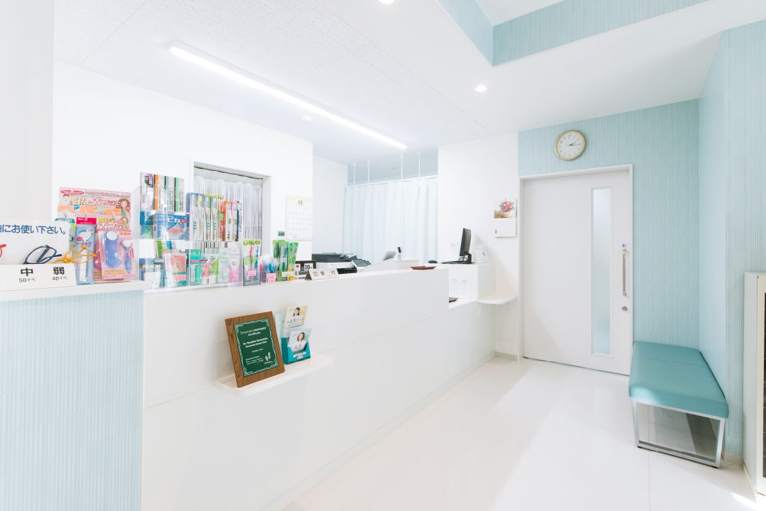 ①医院外観 ②待合室 ③受付