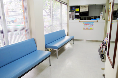 ①外観②待合室③診療室