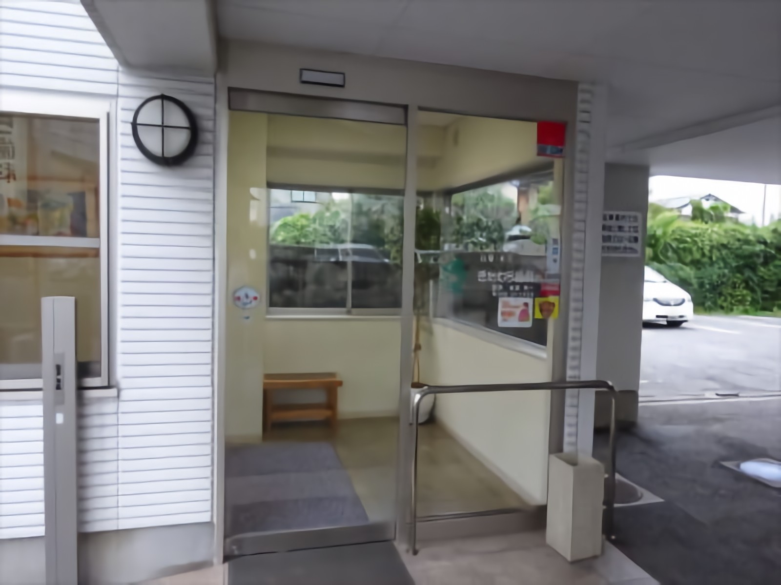 ①医院外観②エレベーターホール③診察室