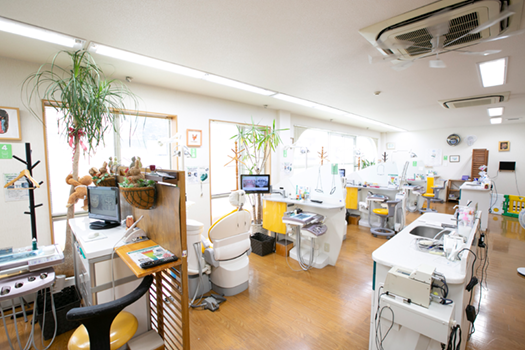 ①クリニック外観②待合室③診療チェア