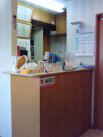 ①クリニック外観②受付③待合室