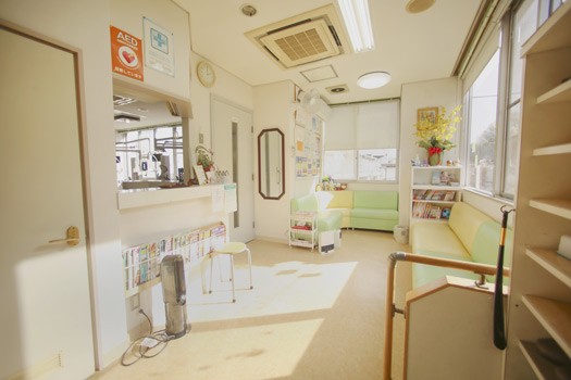①医院外観②待合室③駐車場完備