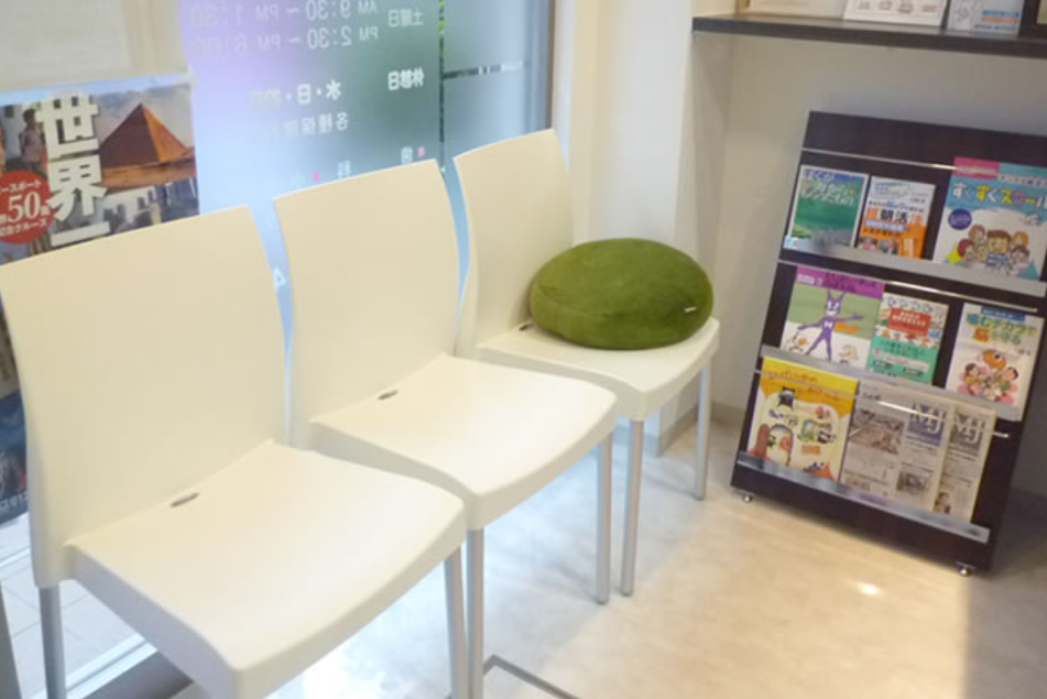 ①クリニック外観②受付③待合室