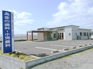 院の前に広い駐車場がございます