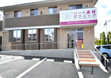 ①クリニック外観②受付③待合室