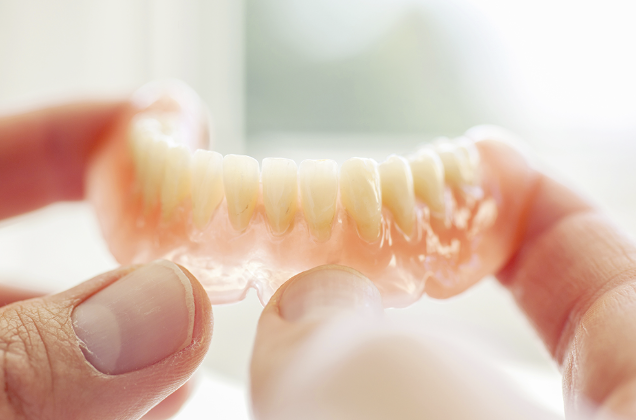 患者様のお口にぴったりと合った義歯を製作し、食事や会話が快適になるようサポートしています