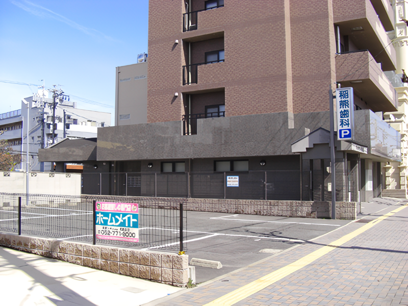 ①医院入口 ②外観 ③受付