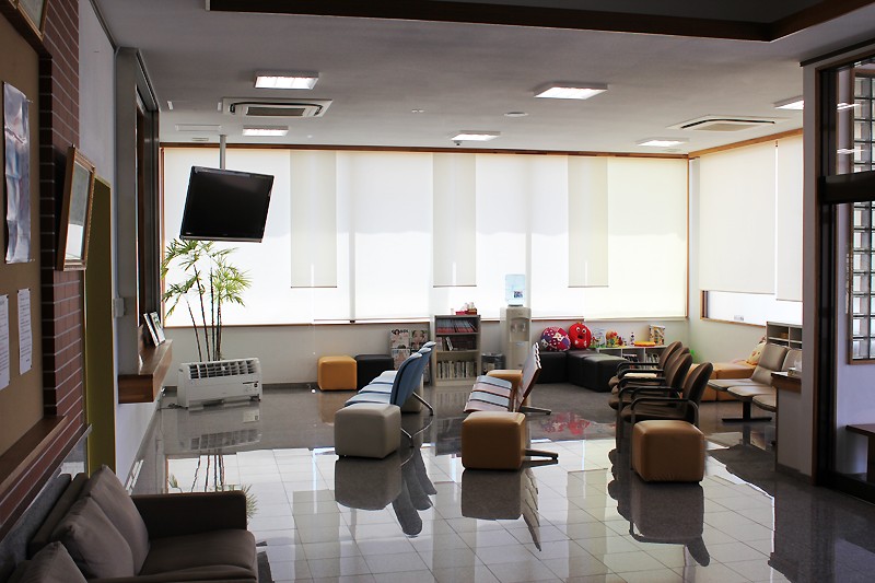 ①クリニック外観　②待合室　③受付