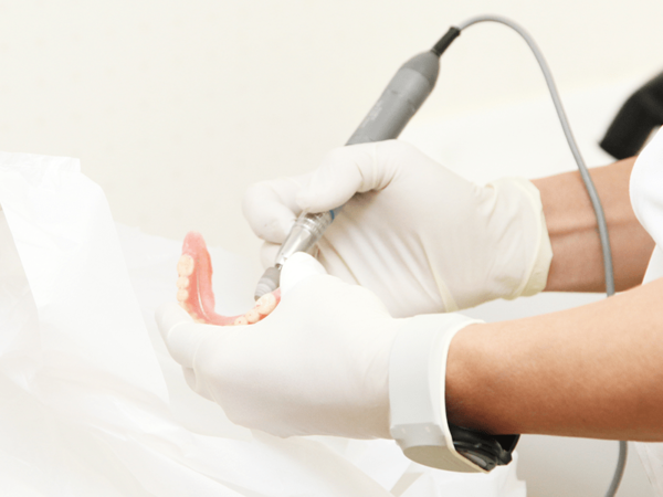 治療中に出る削りカスなどを吸い込む口腔外バキュームを設置