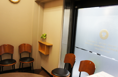 【JR新橋駅より徒歩5分】ただ治療するだけでなくお悩みに対し取り組み、メンテナンスまで承る新橋烏森通り歯科