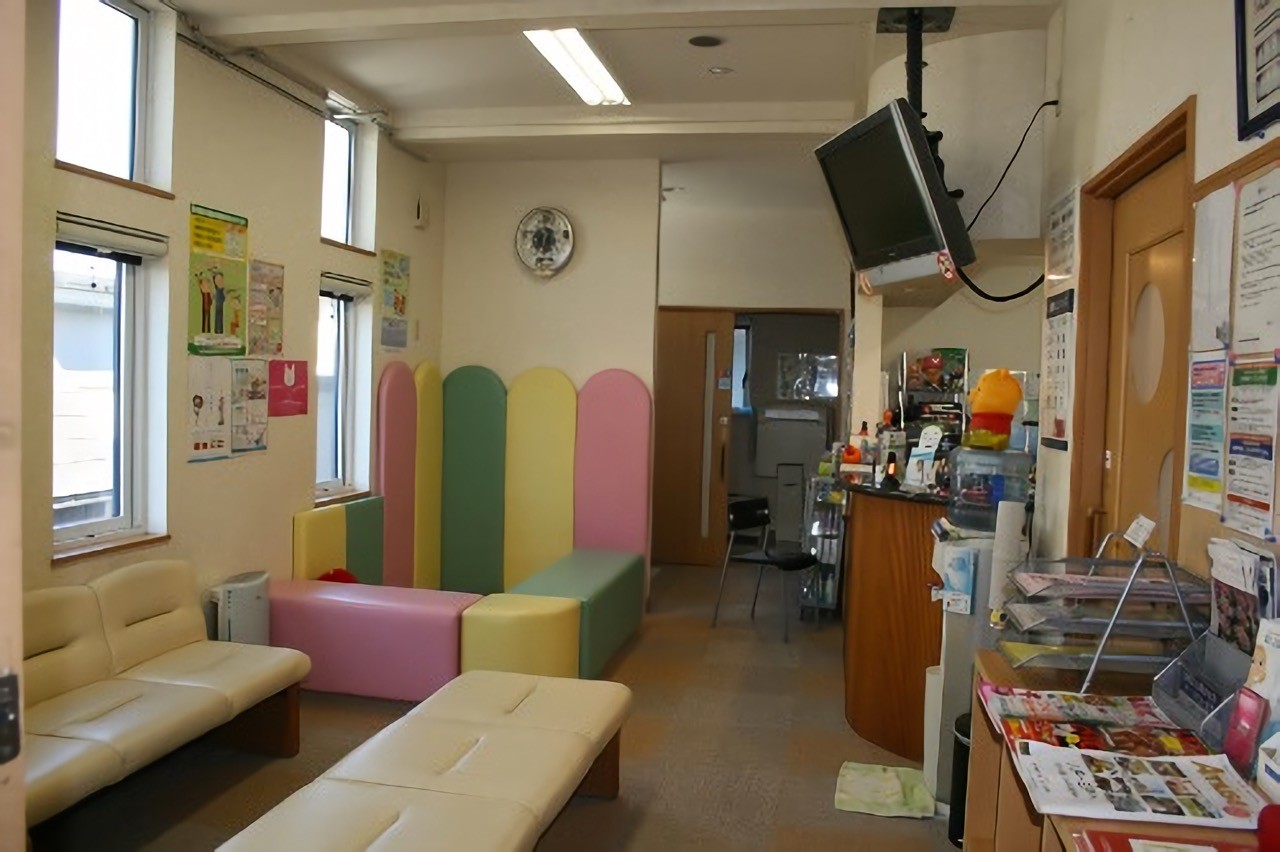 ①外観②受付③待合室