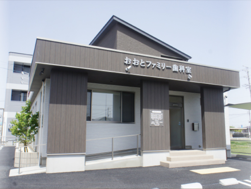 ①クリニック外観　②受付　③待合室