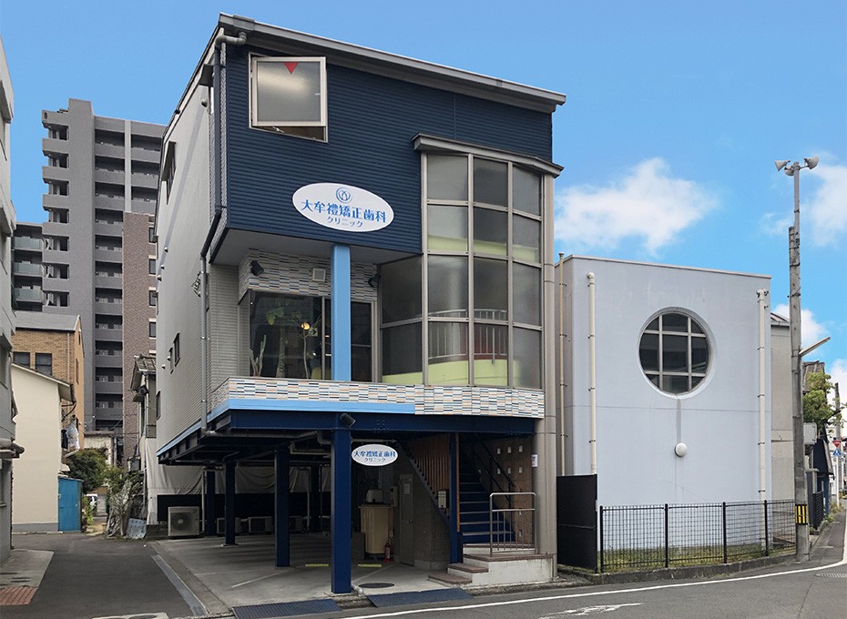 ①クリニック外観　②受付　③待合室