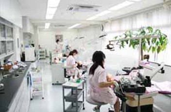 ①クリニック外観　②受付・待合室　③診察室