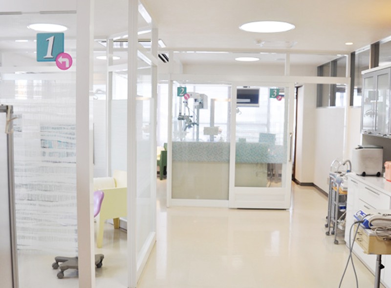 ①診察室②診療チェア③ブラッシングコーナー