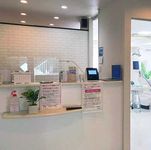 ①クリニック外観　②エントランス　③受付