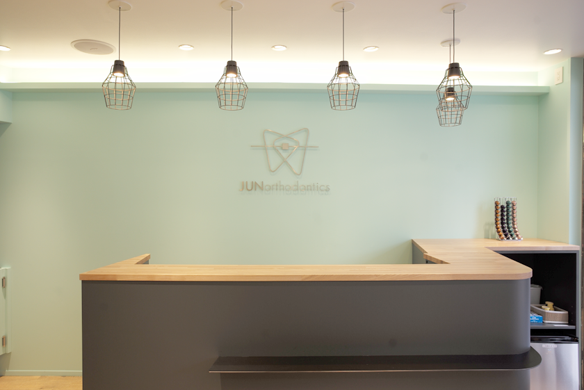 ①外観 ②待合室 ③受付