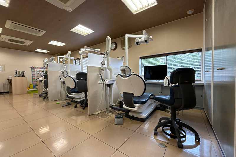 ①クリニック外観②診療室③受付