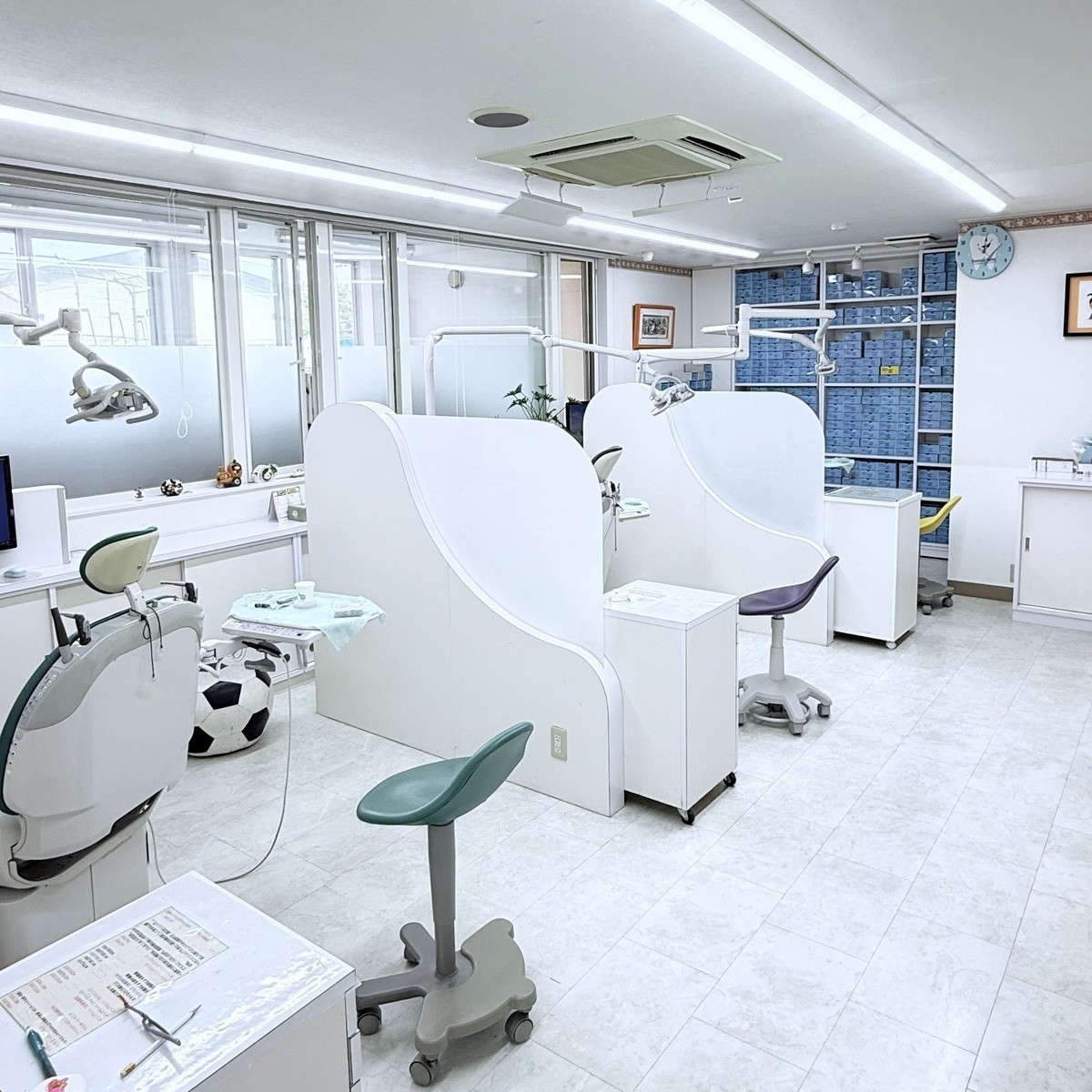 ①受付②診療室③個室診療室