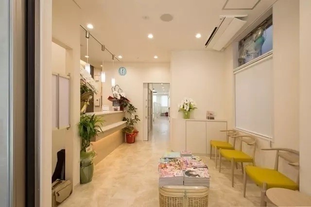 ①外観②受付③待合室