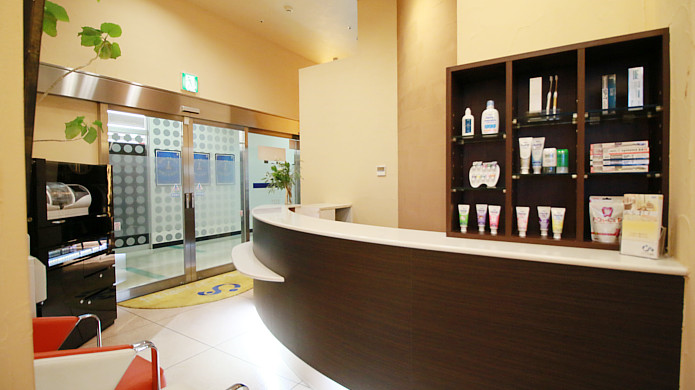 ①クリニック外観②受付③待合室