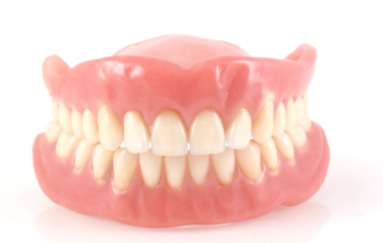 自然な見た目とフィット感を両立する入れ歯治療
