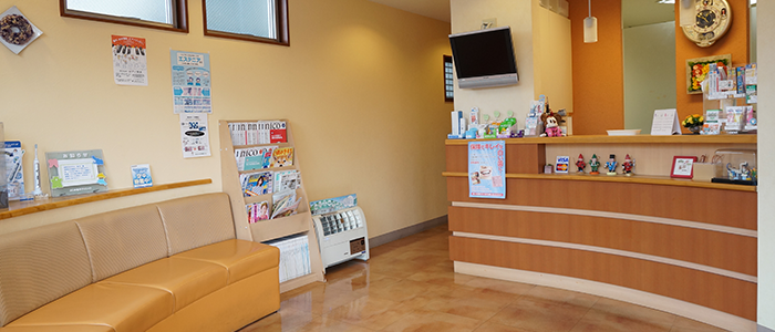 ①クリニック外観②受付③診療スペース