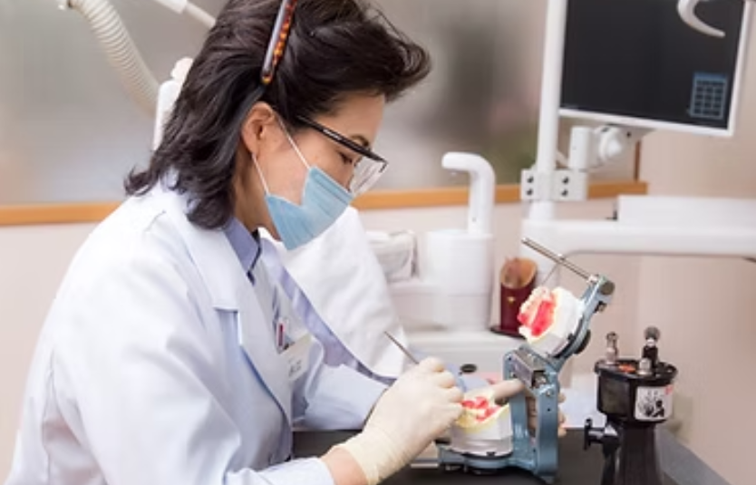 専門技工士と連携したオーダーメイド義歯で咀嚼機能と見た目の美しさを実現