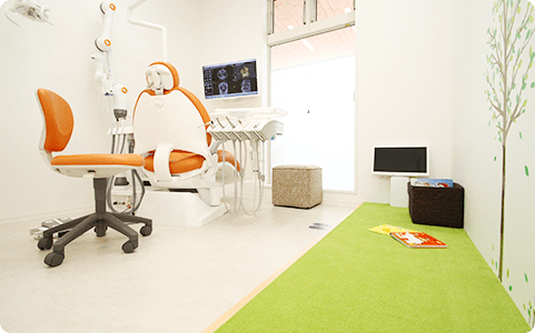 ①外観②受付と待合室③ファミリールーム