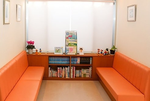 ①医院外観②説明の様子③待合室