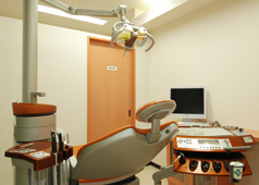 ①クリニック外観②受付③診療室