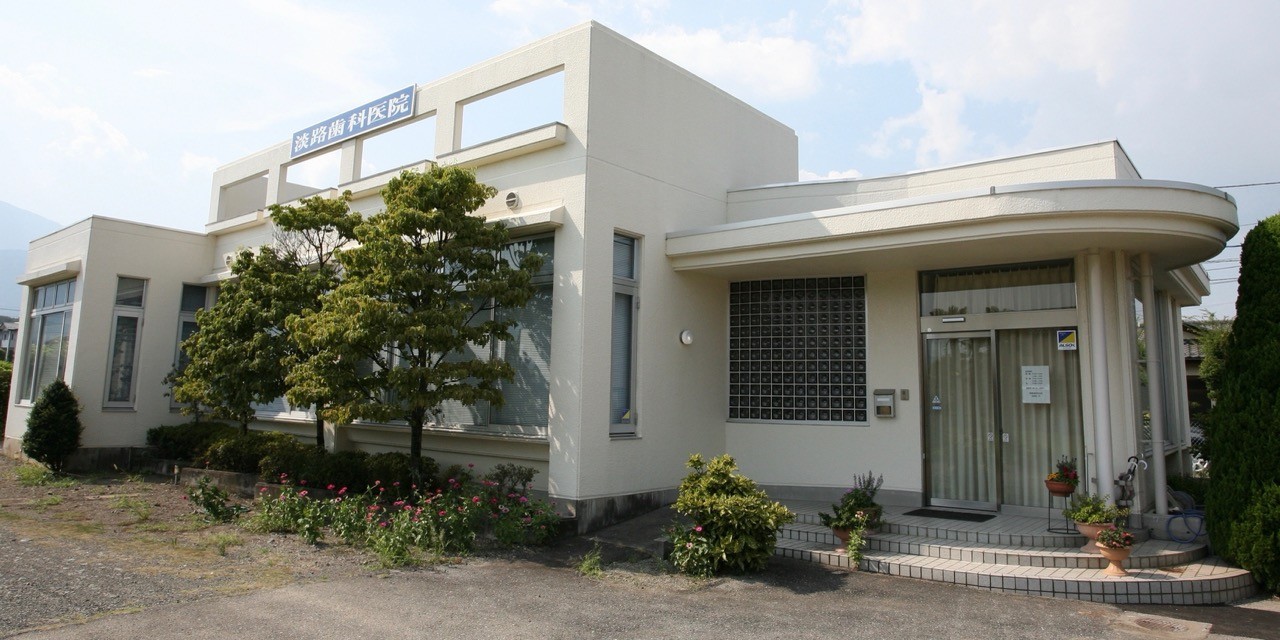 ①医院外観②待合室③駐車場