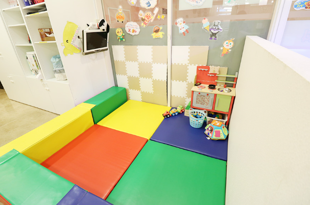 ①クリニック外観　②受付・待合室　③キッズスペース