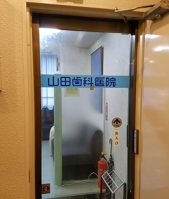 ①クリニック外観②受付③入口