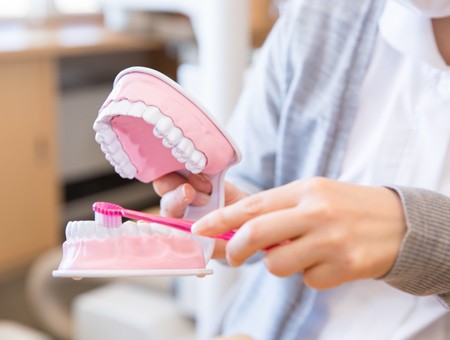 治療だけでなく予防歯科にも力を入れ、予防ケアや定期的なメンテナンスの大切さを伝えています