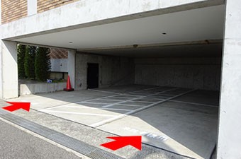 医院の下が駐車スペースとなっています