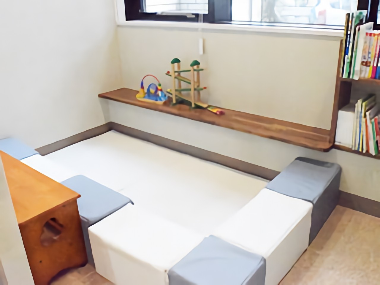 ①外観②受付③キッズスペース